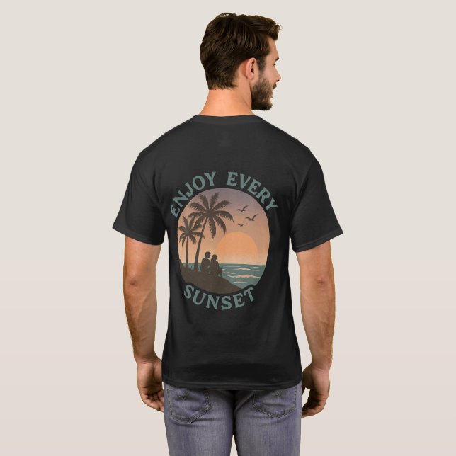 "Njut varje solnedgång - Retro Beach" T Shirt (Hel baksida)