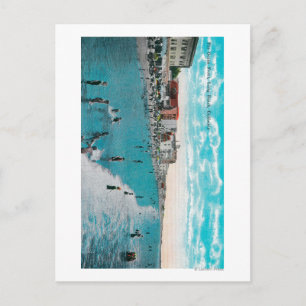 Njuter av vågorna på Ocean BeachLong Beach, CA Vykort