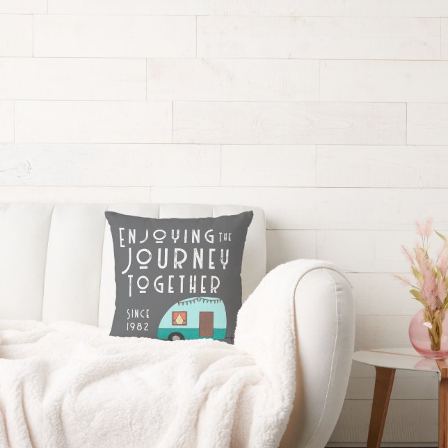 Njutning av resan tillsammans Retro Camper Grått Kudde (Soffa)