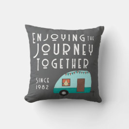 Njutning av resan tillsammans Retro Camper Grått Kudde