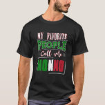 Nno Birthday Gift Idea och Italienska farfar Fathe T Shirt<br><div class="desc">Det är en trevlig present till din morfar, farfar, pappa, pop, pappa, tass, styvpappa för att fira Fars dag. Ge din make, pappa, bror, far-in-law eller alla nonsens i ditt liv den här artikeln för hans födelsedag, Alla hjärtans eller julens skull. Snyggt Italia-relaterad presentidé för din italienska nno, nunccio, non-nuccio...</div>