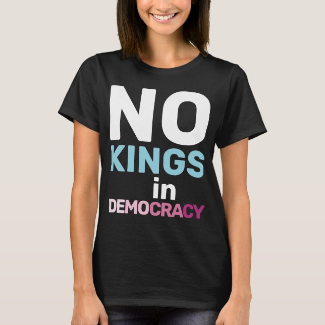 No Kings In Democracy Feminist Protest Statement T Shirt (Framsida)