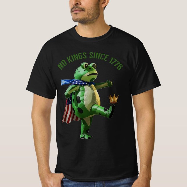 No Kings Since 1776 Portland Frog |  Frog Kicking  T Shirt (Framsida)