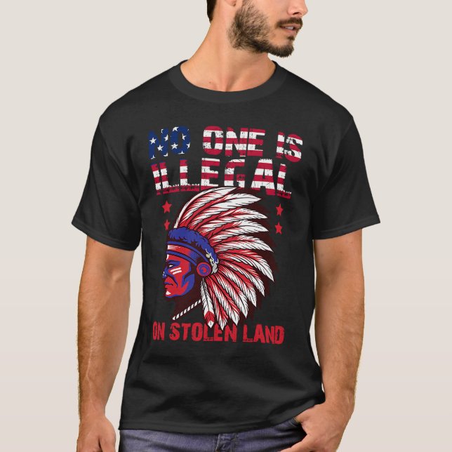 No One Is Illegal On Stolen Land Native American U T Shirt (Framsida)