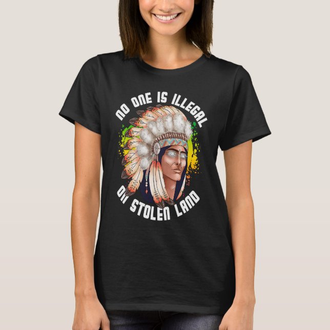 No One Is Illegal On Stolen Land Native Indigenous T Shirt (Framsida)