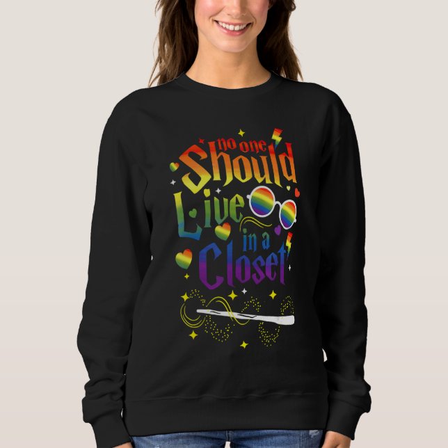 No One Should Live In A Closet LGBT Gay Pride T Shirt (Framsida)