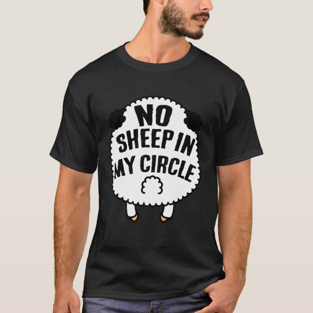 No Sheep in My Circle political humor funny T Shirt (Framsida)