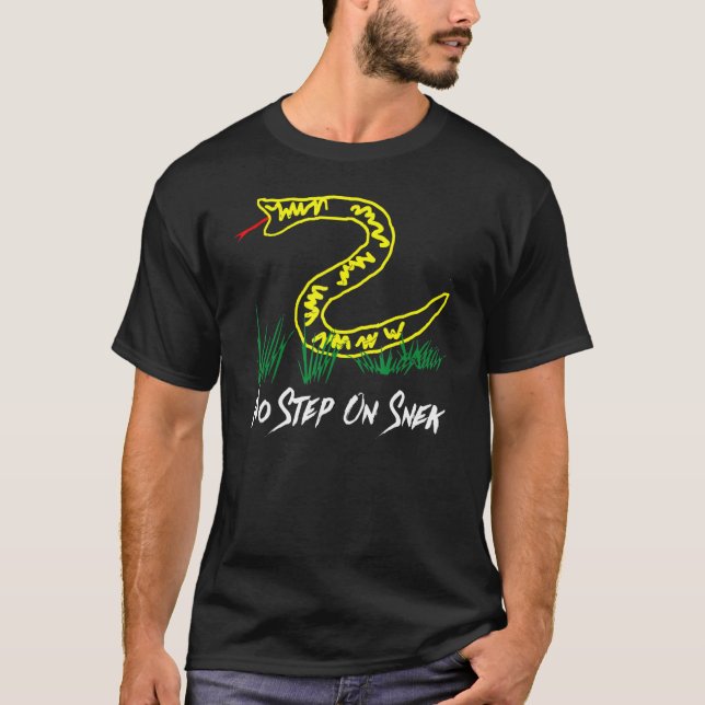 No Step On Sneks Gadsden Flag T Shirt (Framsida)