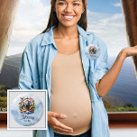 Noahs Ark Cute Animals Blue Boy Mamma ska vara Knapp<br><div class="desc">Välkommen till vår "Noahs Ark Cute Animals Blue Boy Shower"-samling, där charm möter stollig i alla detaljer. Den tidlösa historien om Noahs Ark är inspirerad av att denna samling fångar oskuld och glädjen att välkomna en ny mängd glädje till världen. Föreställ er vackra djur i mjuka skuggor och tropiska grönområden,...</div>