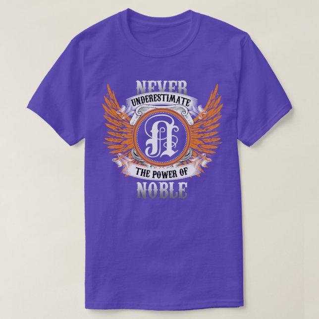 Noble Namn Shirt underskattar aldrig T Shirt (Design framsida)