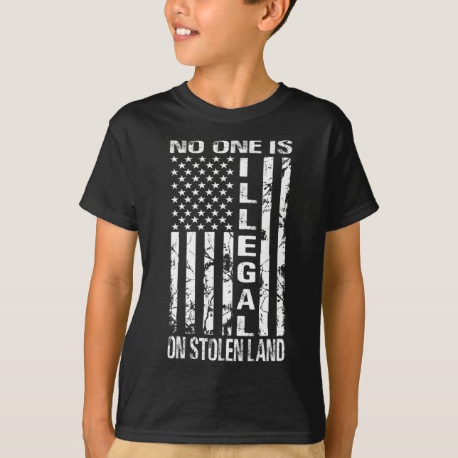 Nobody Is Illegal On Stolen Land America Immigrant T Shirt (Framsida)