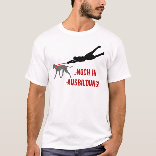 ...noch in Ausbildung! Tee Shirt (Framsida)