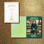 Noel a Paris no2 Folierat Kort<br><div class="desc">En rolig grönt och ett gyllene Noel-kort med fyra olika designsektioner! Ett är ett fullt-färg-tryck i kortet.En liten vintage dam är klädd med ett lock och grönt päls jackar. Tillfredsställande på ett säte i Paris. I avstånd finns Eiffel Torn! Joyeux Noël är Fransken för "God jul". 2 Inuti kortet finns...</div>