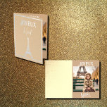 Noel a Paris no3 Foil Card Folierat Kort<br><div class="desc">Ett muntert beige och silver Noel-kort med fyra olika designsektioner! Ett är ett fullt-färg-tryck i kortet.En liten vintage dam är klädd med ett lock och beige päls jackar. Tillfredsställande på ett säte i Paris. I avstånd finns Eiffel Torn! Joyeux Noël är Fransken för "God jul". 2 Inuti kortet finns det...</div>