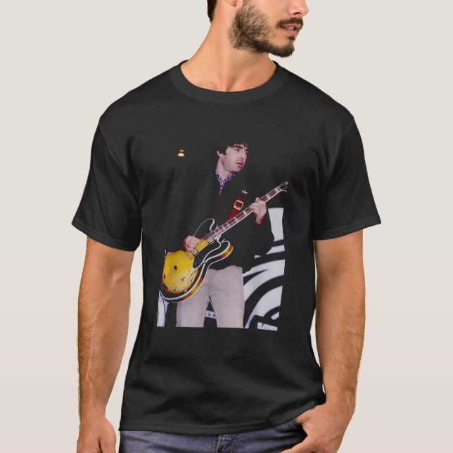 Noel Gallagher Oasis Guitarist Live By Andy Willsh T Shirt (Framsida)