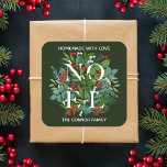 NOEL Holly Berries Homemade jul Fyrkantigt Klistermärke<br><div class="desc">Homemade med Kärlek-personligens fyrkantiga klistermärken har ord NOEL bland elegant löv och bär med ditt namn och hälsning i chic med vita bokstäver på mörk grönt. MATCHING-objekt i vår samling.</div>