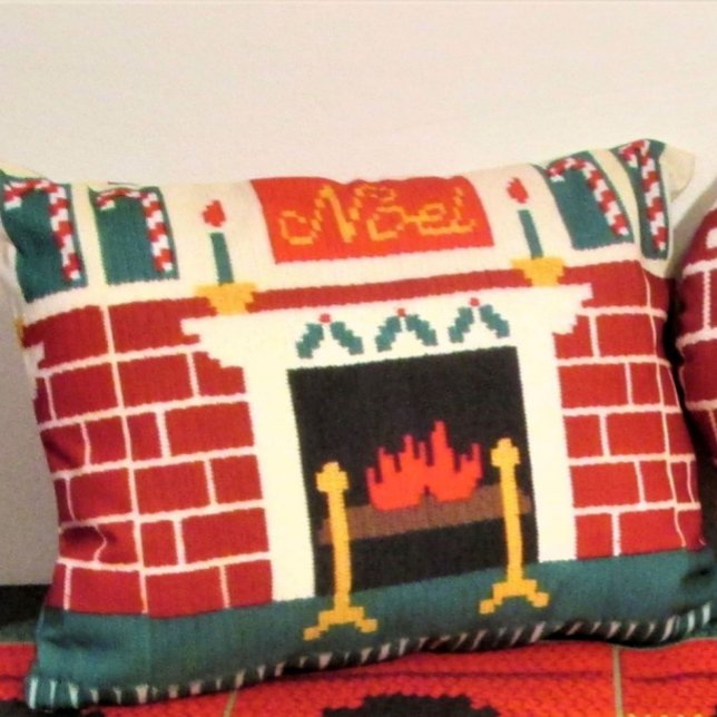 Noel Mantle Brick Fireplace Designer Crochet Skriv Prydnadskudde (Skapare uppladdad)