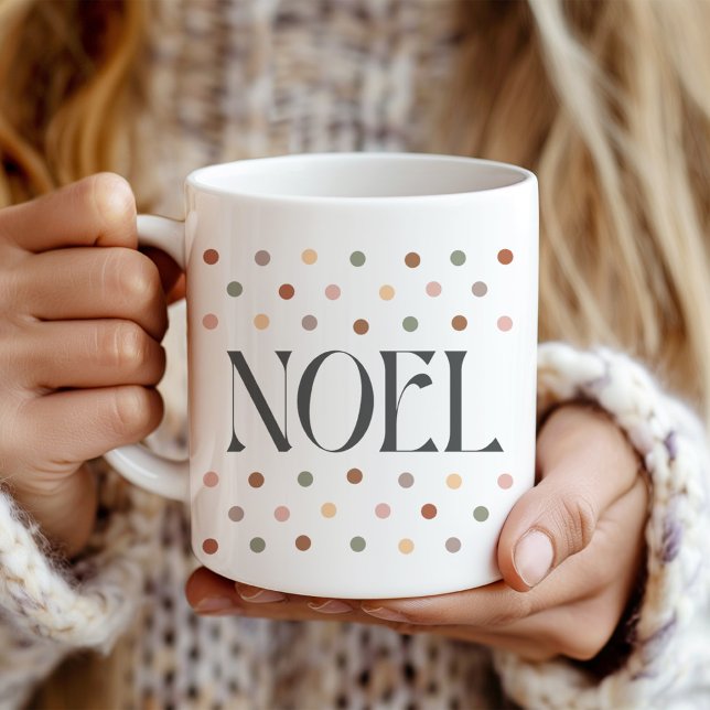 "NOEL" Retro Docken Julgåva Mugg ("NOEL" Retro Dotted Christmas Gift Mug in a girl's hands.)