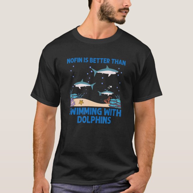 Nofin är bättre än simning med delfiner över havet t shirt (Framsida)