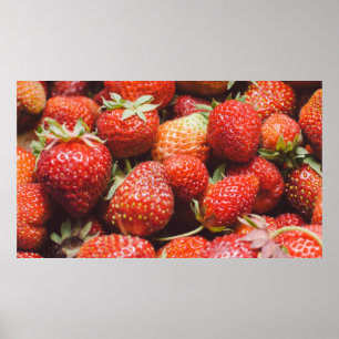 Noggrann syn på färska sommarjordgubbsbär med vint poster