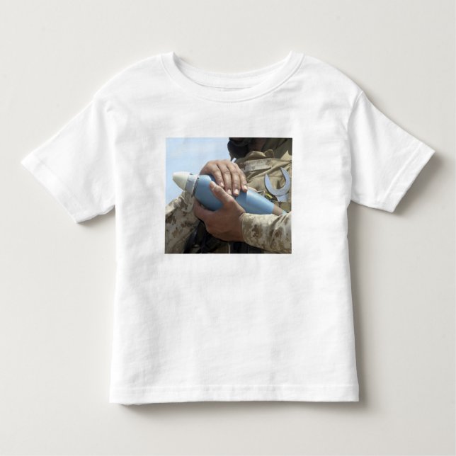 Noggrann vy över en soldat som drar med sig en amm t-shirt (Framsida)