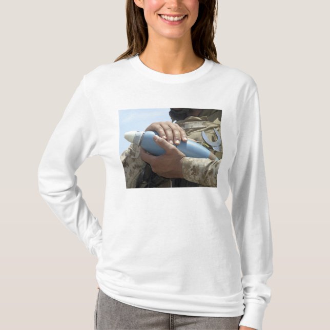 Noggrann vy över en soldat som drar med sig en amm tröja (Framsida)