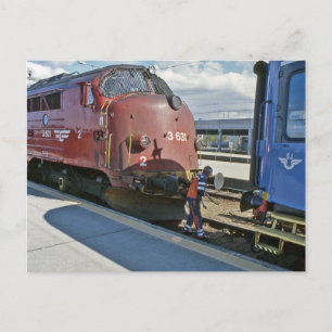 NOHAB-diesel när den är kopplad framför Sverige tå Vykort