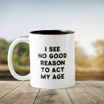 Nollplan att växa upp - Lustigt humoristiskt pun Två-Tonad Mugg<br><div class="desc">Vem säger att du måste agera i din ålder? Den här lustiga leran ger dig djärv attityd och bra vibbar till din dagliga koffeinfixering. Perfekt för de unga i hjärtat med en rebellig ström!</div>