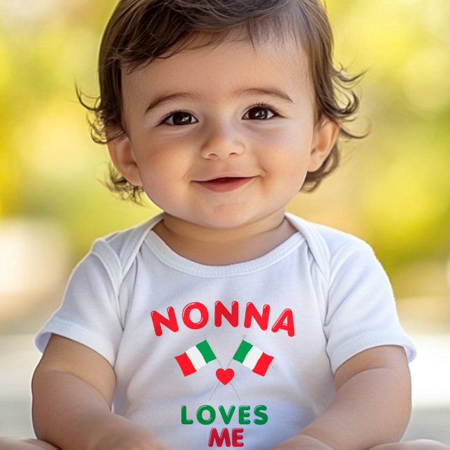 Nonna älskar mig t shirt (Nonna Loves Me Italian Flags Baby Onesie in White)