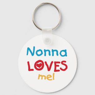 Nonna älskar mig T-tröja och gåvor Nyckelring