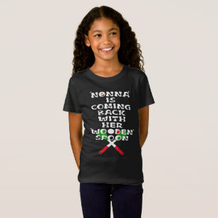 Nonna kommer tillbaka med sin träsked t shirt