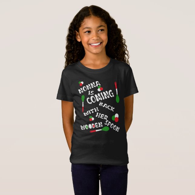 Nonna kommer tillbaka med sin träsked t shirt (Hel framsida)