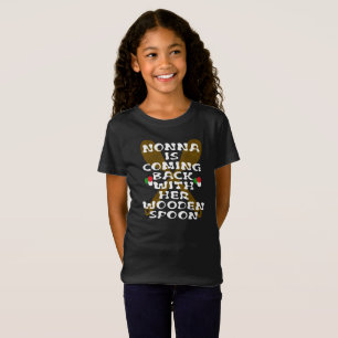 Nonna kommer tillbaka med sin träsked t shirt