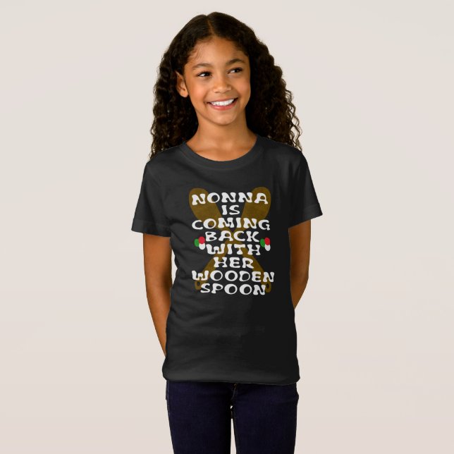 Nonna kommer tillbaka med sin träsked t shirt (Hel framsida)