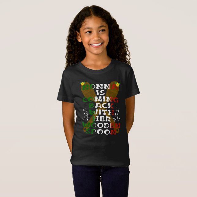 Nonna kommer tillbaka med sin träsked t shirt (Hel framsida)