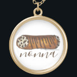 Nonnas Kitchen Italias farmor Cannoli Pastry Guldpläterat Halsband<br><div class="desc">Utformningen är en originalmarkör som illustrerar ett utsökt konditorivaror av choklad chip cannoli. En italiensk matfavorit! Den italienska baklivsmedelskonstruktionen finns också tillgänglig på andra produkter. Ser du inte vad du är tittar för? Behöver du hjälp med anpassning? Kontakta Rebecca för att få något designat bara för dig.</div>