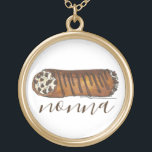 Nonnas Kitchen Italias farmor Cannoli Pastry Guldpläterat Halsband<br><div class="desc">Utformningen är en originalmarkör som illustrerar ett utsökt konditorivaror av choklad chip cannoli. En italiensk matfavorit! Den italienska baklivsmedelskonstruktionen finns också tillgänglig på andra produkter. Ser du inte vad du är tittar för? Behöver du hjälp med anpassning? Kontakta Rebecca för att få något designat bara för dig.</div>