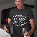 Nonnos Trattoria Italienska morfar Kitchen T Shirt<br><div class="desc">Perfetto! Wow den italienska kocken eller hemkocken i ditt liv med denna unika gåva. Vår skjorta med personligen "Nonno's Trattoria, autentiskt italienskt Cuisine, sedan [år]" i den vita texten vintage-stil. Anpassa med ett födelseår, ett år för hemköp eller innevarande år för en roligt. Behålla vårt exempel för Nonno, eller byt...</div>