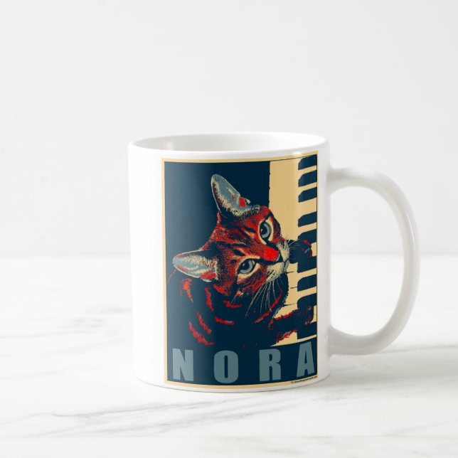 Nora The Piano Cat - Posteriserad Kaffemugg (Höger)