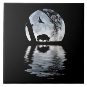 Nordamerika Buffalo och Raven med Full Moon Kakelplatta