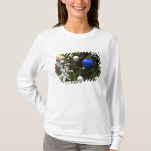 Nordamerika. Juldekorationer på tree. T-shirt
