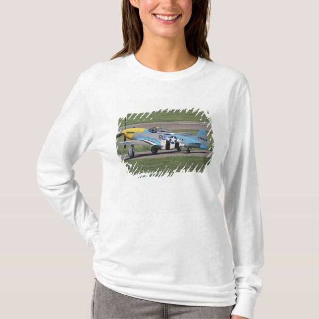 Nordamerikansk P-51 D Dazzling Donna på Tee Shirt (Framsida)
