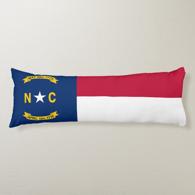 Nordcarolina statliga flagga kroppskudde (Framsidan)