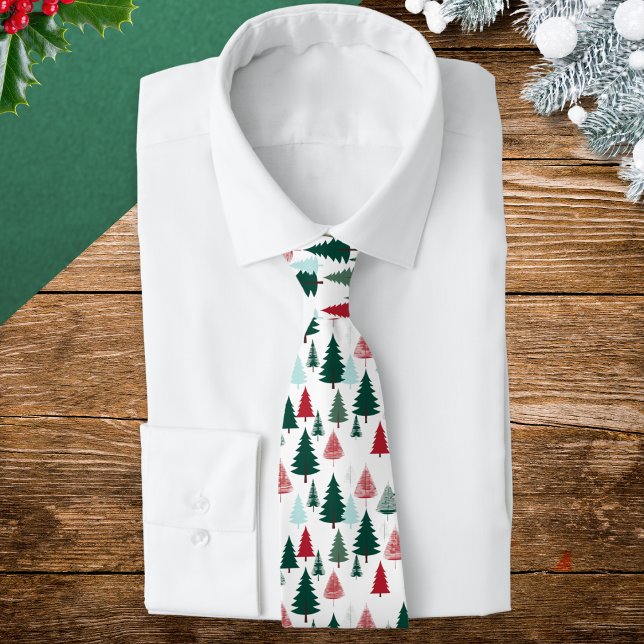 Nordisk tallskog julmönster herr slips (A festive Christmas tie with pine trees pattern in red, forest green and mint, on a white background)