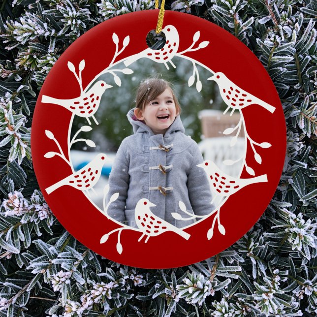 Nordiskt fågelfoto julgransprydnad keramik (Scandinavian bird wreath red and white photo Christmas ornament)