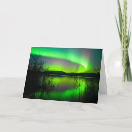 Nordligt ljus som avspeglas på sjön kort