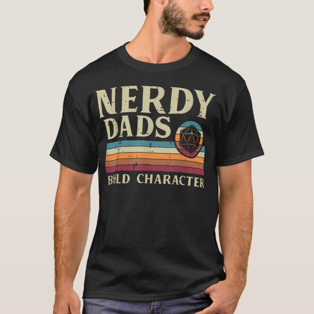 Nördpappor Bygger Karaktär Retro Fars Dag T Shirt (Framsida)