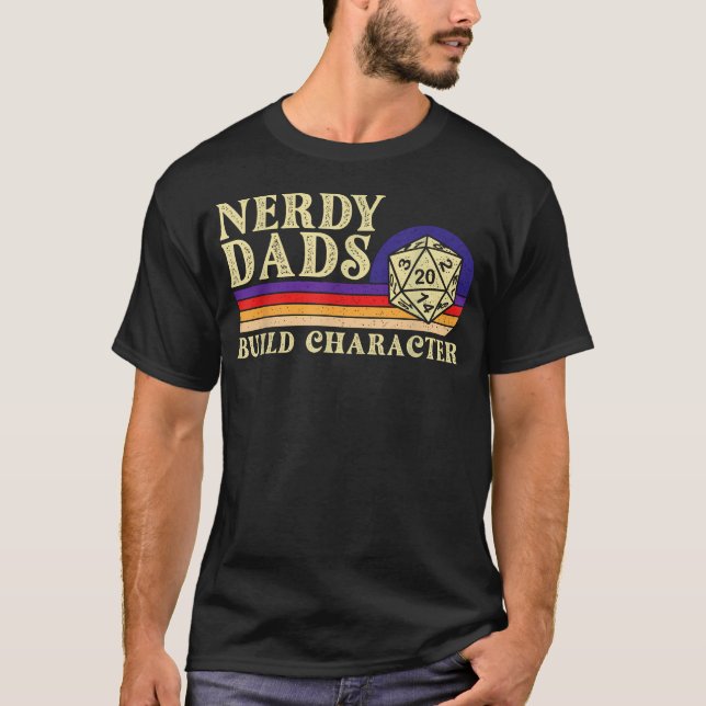 Nördpappor Bygger Karaktär - Rpg Brädspel T Shirt (Framsida)