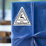 Nordpolen från Santa postage Frimärke Luft Mail Triangelformat Klistermärke<br><div class="desc">Den här designen kan vara personlig i det område som tillhandahålls genom att ändra fotot och/eller text. Du kan också anpassa den genom att klicka på Anpassa den här mallen och sedan välja klicka för att anpassa ytterligare alternativ och ta bort eller ändra färg i bakgrunden, lägga till text, ändra...</div>
