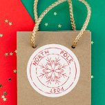 Nordpolen Post Frimärke Snowflake-jul Runt Klistermärke<br><div class="desc">Den här nordpolen efter frimärke julklapp är ett sött tillägg till din gåva ge i år. Lägg till en sprinkl av Nordpolmagin i julklapparna med vårt festliga Nordpoldekal,  och förvandla varje present till ett vackert inslaget paket från Santa själv. Se hela matchande julsamling.</div>